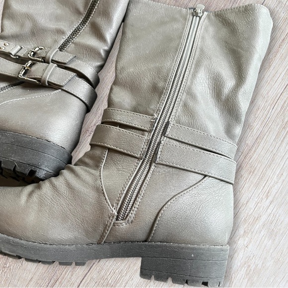 🟢5/$25  Dream pairs Gray Boots 4 - Picture 11 of 16